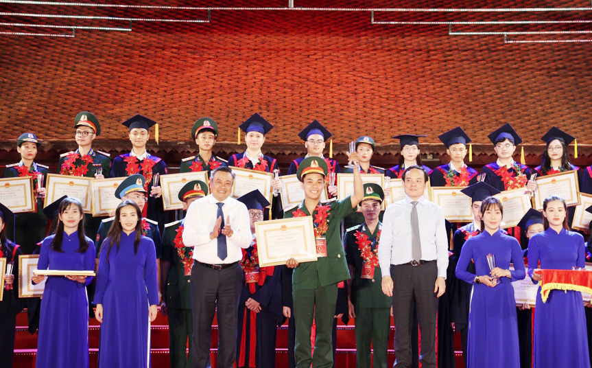 Phó Thủ tướng Trần Lưu Quang và Chủ tịch UBND Thành phố Trần Sỹ Thanh trao cúp và bằng khen tuyên dương các thủ khoa xuất sắc tốt nghiệp các trường Đại học, Học viện trên địa bàn Thủ đô năm 2023. Ảnh: hanoi.gov.vn.