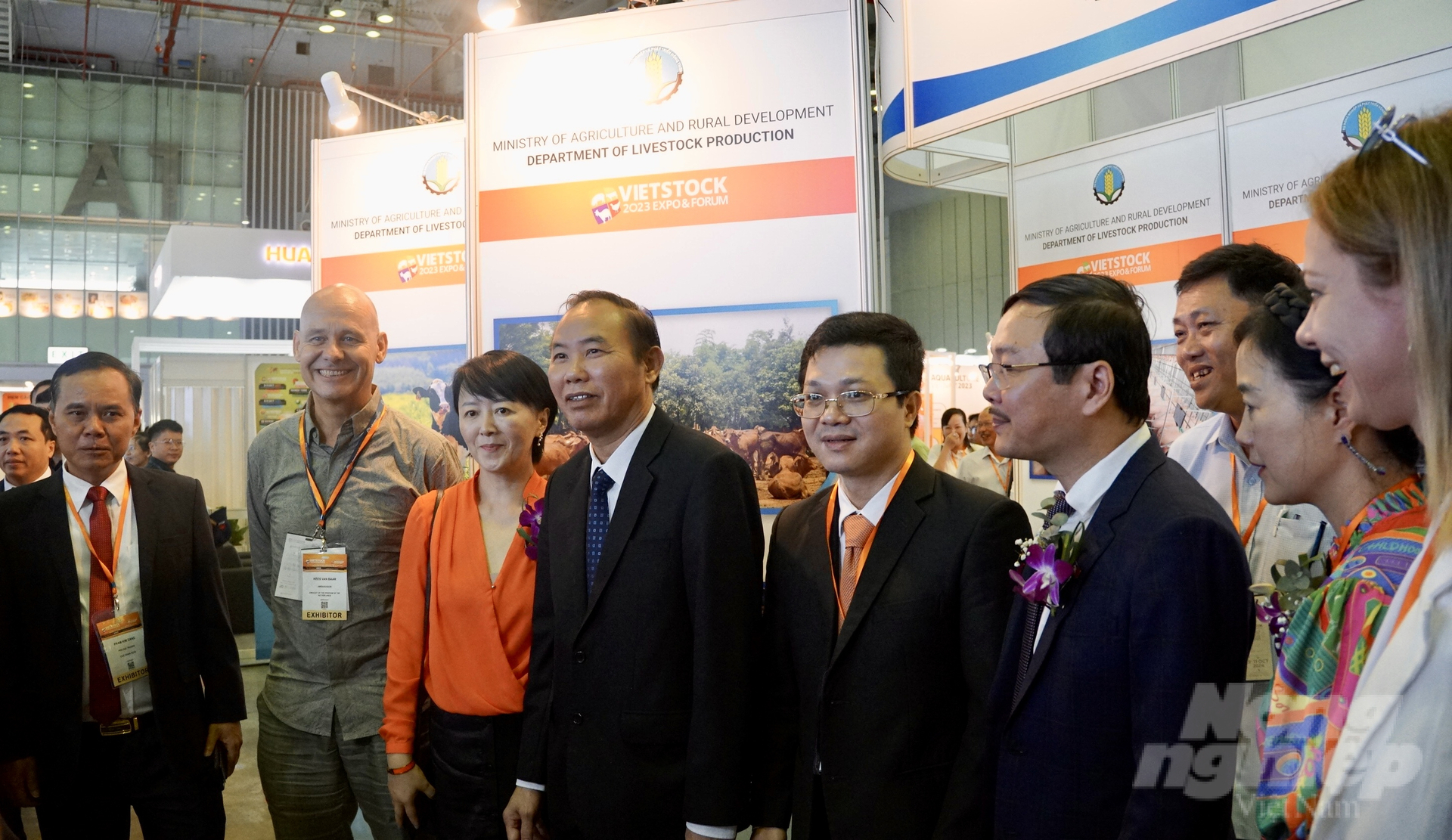 Deputy Minister Phung Duc Tien and delegates visited the booths. Photo: Nguyen Thuy.