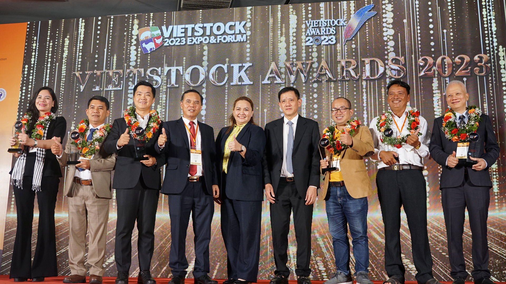 Mr. Duong Tat Thang, Director of the Department of Livestock Production; Mr. Pham Kim Dang, Deputy Director of the Department of Livestock Production and Ms. Rose Chitanuwat, Director of Asean Regional Project Chain, Informa Markets Group awarded the prestigious Vietstock Awards 2023 to seafood enterprises. Photo: Nguyen Thuy.