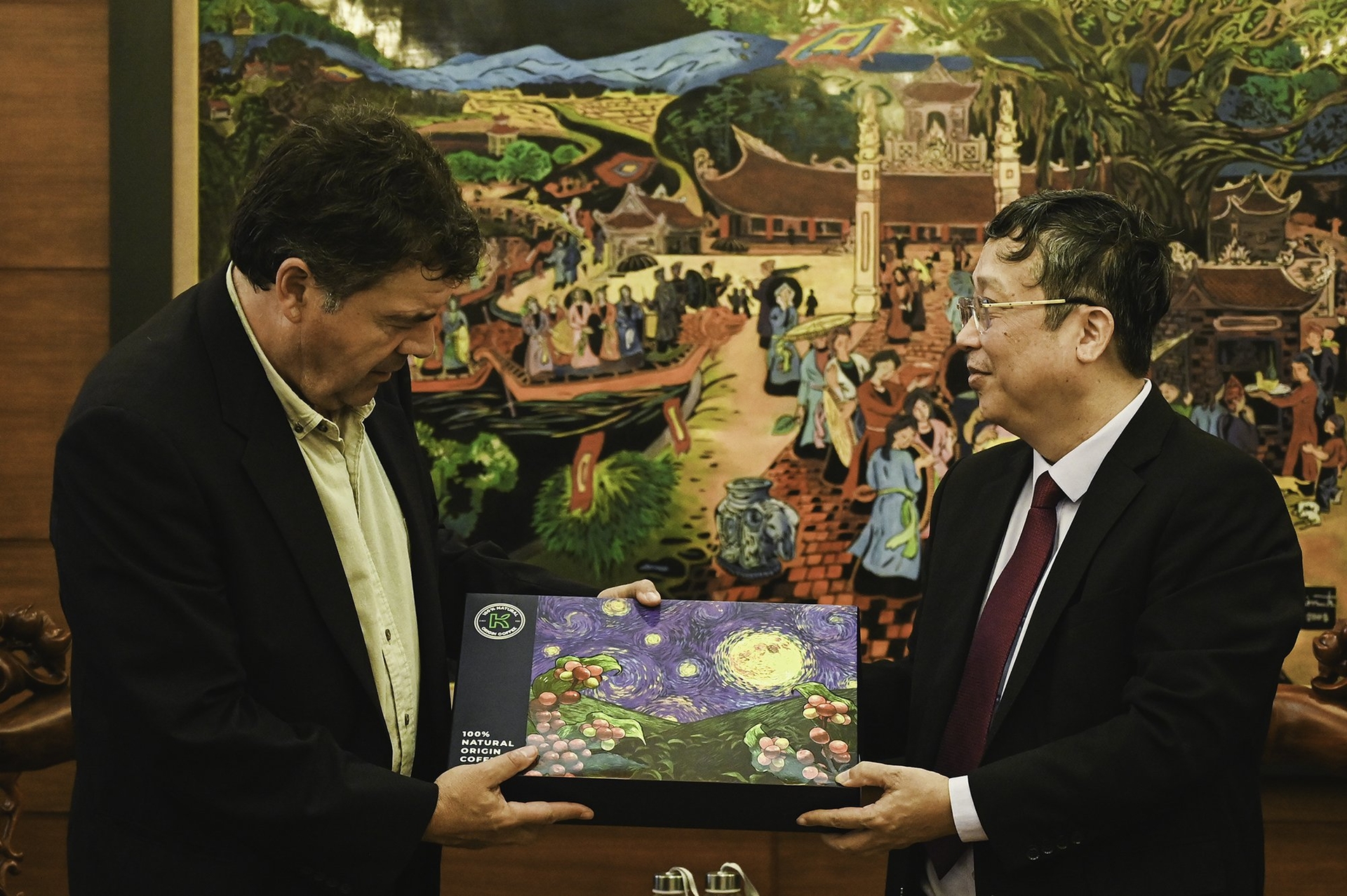 Lãnh đạo Bộ Nông nghiệp 2 nước trao tặng quà kỷ niệm. Quỳnh Chi.