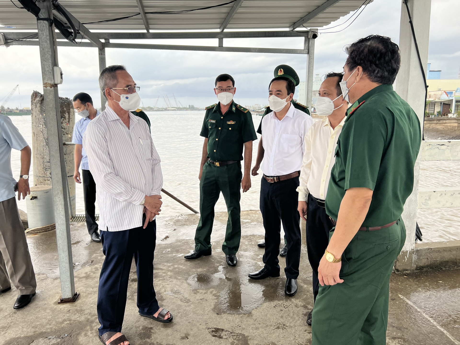 Provincial Party Secretary Lu Van Hung and Chairman of Bac Lieu Provincial People's Committee Pham Van Thieu and the inspection team at Ganh Hao Fishing Port. Photo: Trong Linh. 