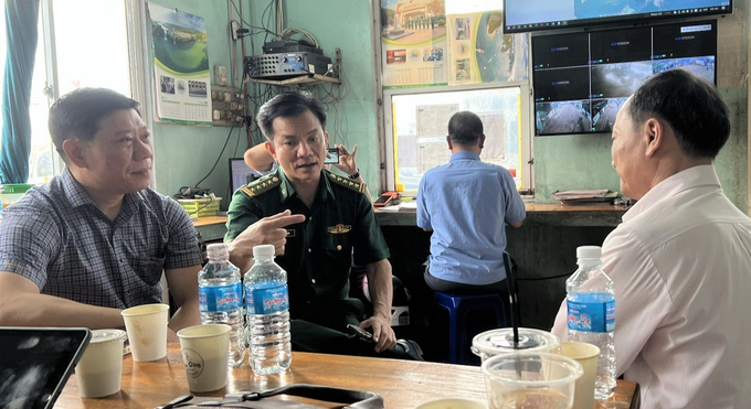 Ông Nguyễn Quang Hùng, Cục trưởng Cục Kiểm ngư (ngoài cùng bên trái) kiểm tra công tác chống khai thác IUU tại Cảng cá Quy Nhơn (Bình Định). Ảnh: V.Đ.T.