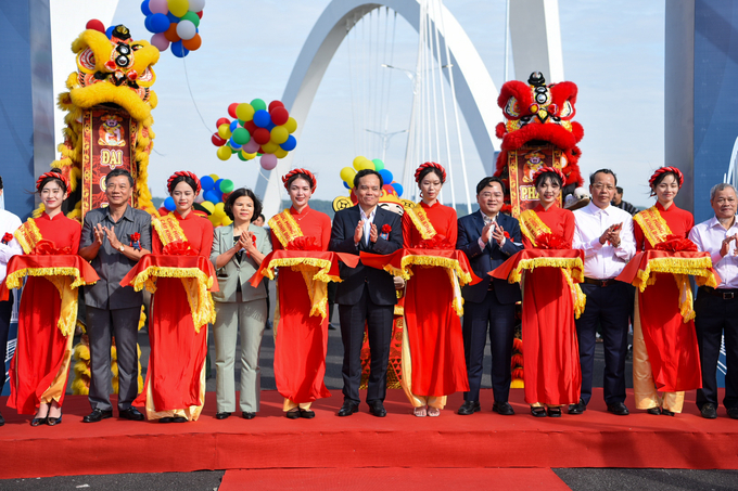 Phó Thủ tướng Trần Lưu Quang dự lễ cắt băng khánh thành cầu Kinh Dương Vương tại Bắc Ninh.