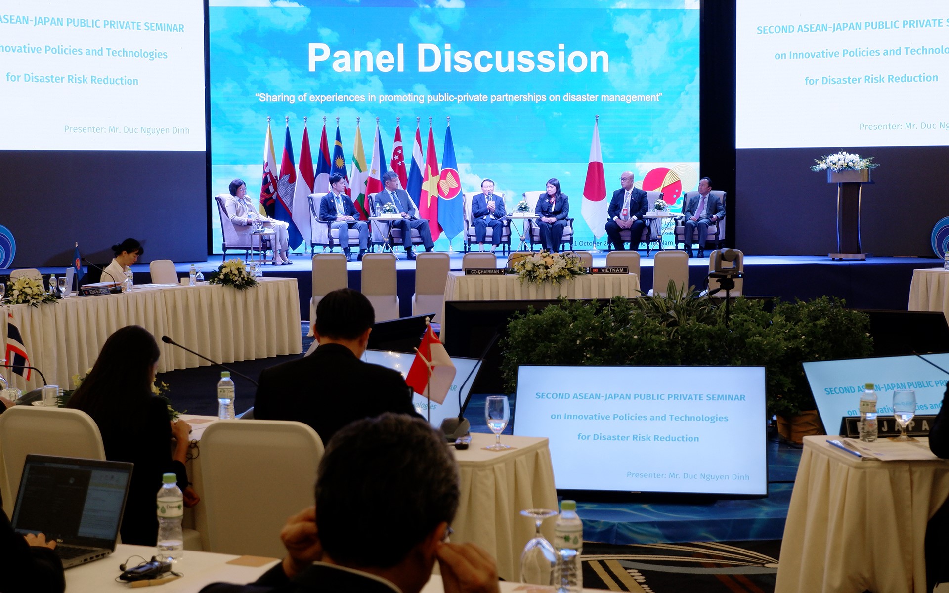 Panel discussion at the ASEAN-Japan Public Private Seminar on the afternoon of October 11. Photo: Bao Thang.