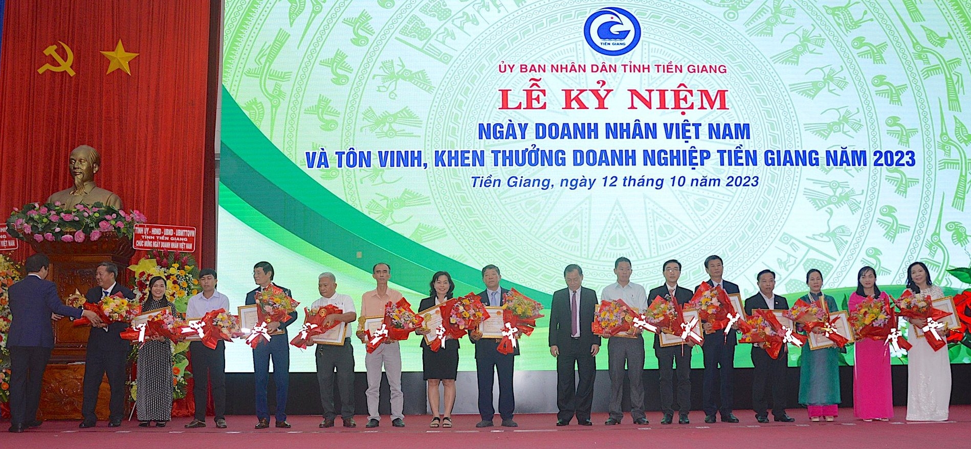 Tiền Giang tôn vinh 30 doanh nghiệp tiêu biểu năm 2023 nhân Ngày Doanh nhân Việt Nam (13/10). Ảnh: Minh Đảm.