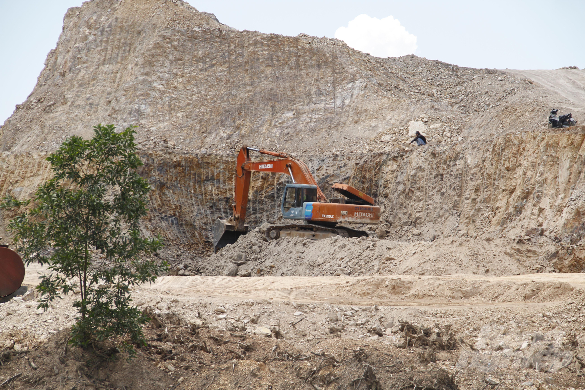 Khai thác khoáng sản tại tỉnh Thừa Thiên Huế. Ảnh: CĐ.