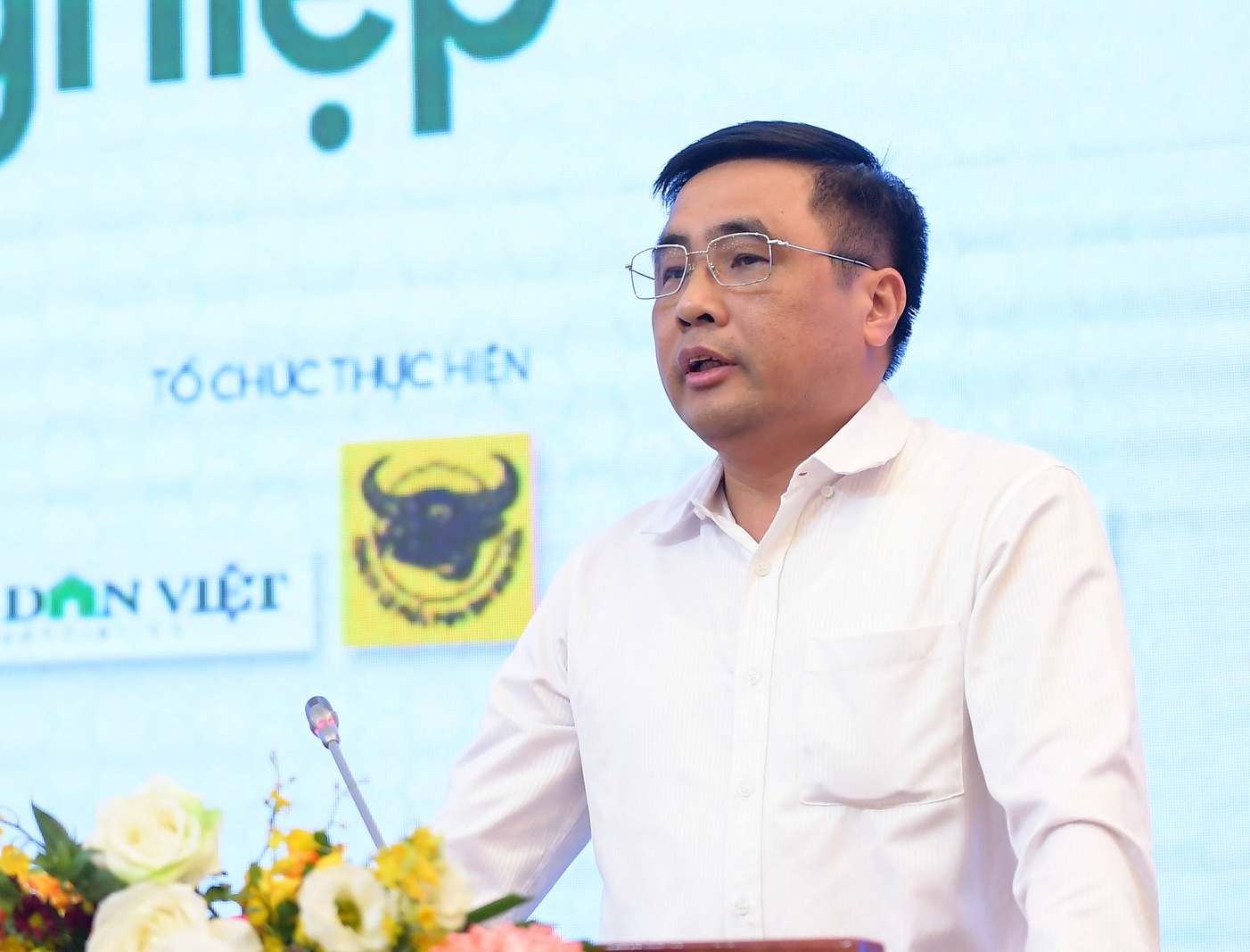 Thứ trưởng Bộ NN-PTNT Nguyễn Quốc Trị giải đáp những băn khoăn của các HTX, nông dân trong việc chuyển từ tư duy sản xuất nông nghiệp sang tư duy kinh tế nông nghiệp.