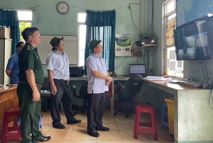 Mr. Nguyen Tuan Thanh, the Permanent Vice Chairman of the Binh Dinh Provincial People's Committee, inspecting the office facilities at Quy Nhon Fishing Port. Photo: V.D.T.