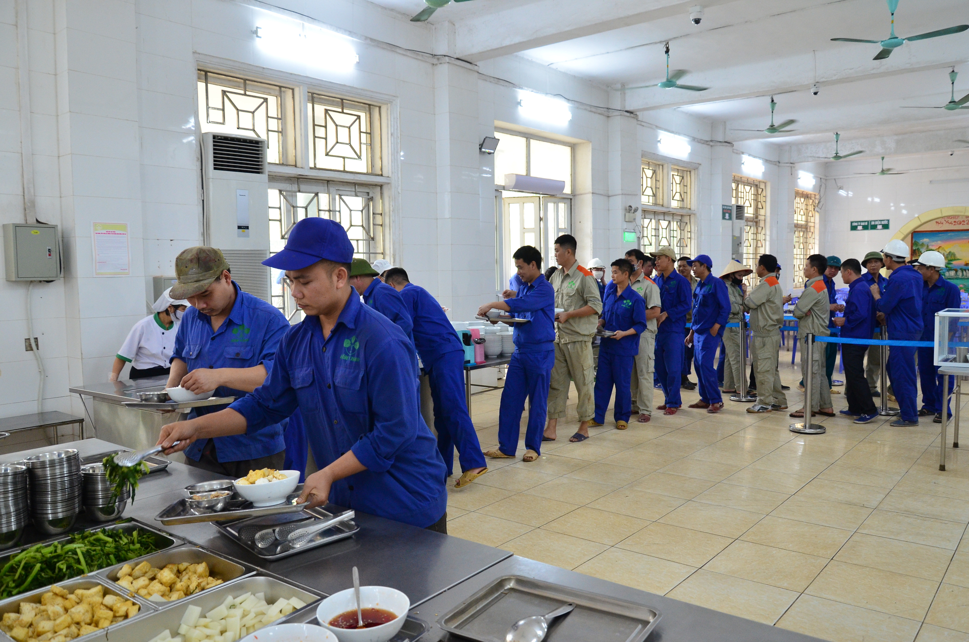 Công nhân ăn trưa tại nhà máy Lâm Thao. Ảnh: Dương Đình Tường.