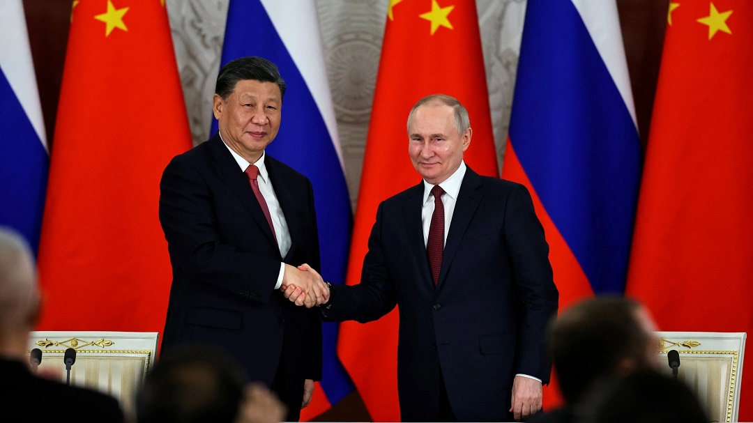 Chủ tịch Trung Quốc Tập Cận Bình và Tổng thống Nga Vladimir Putin bắt tay sau cuộc họp báo tại Điện Kremlin, ở Moscow, Nga, hôm 21/3. Ảnh: AP.