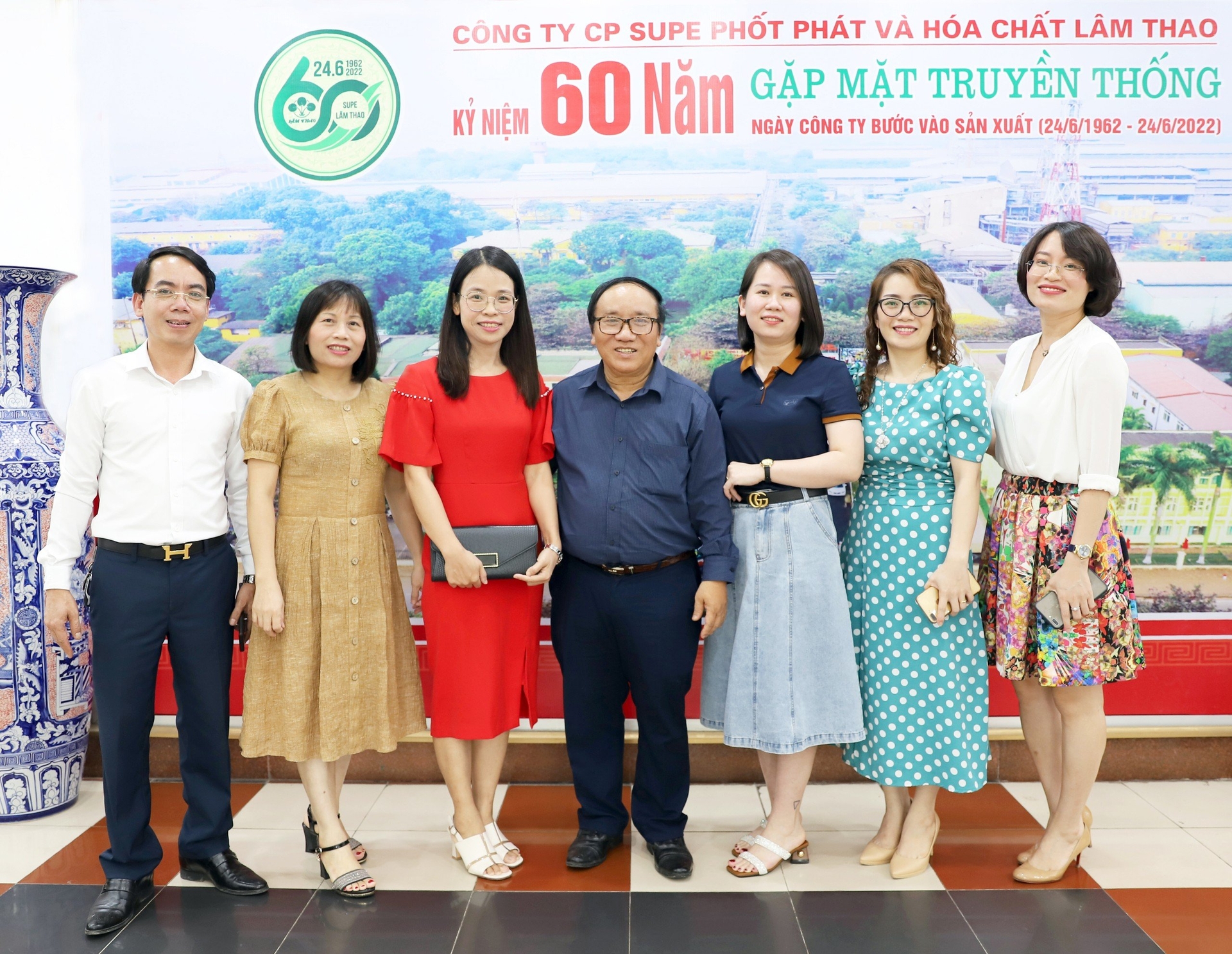 Nhà thơ Trần Đăng Khoa chụp ảnh cùng cán bộ công ty và các nhà báo. Ảnh: Lâm Thao.