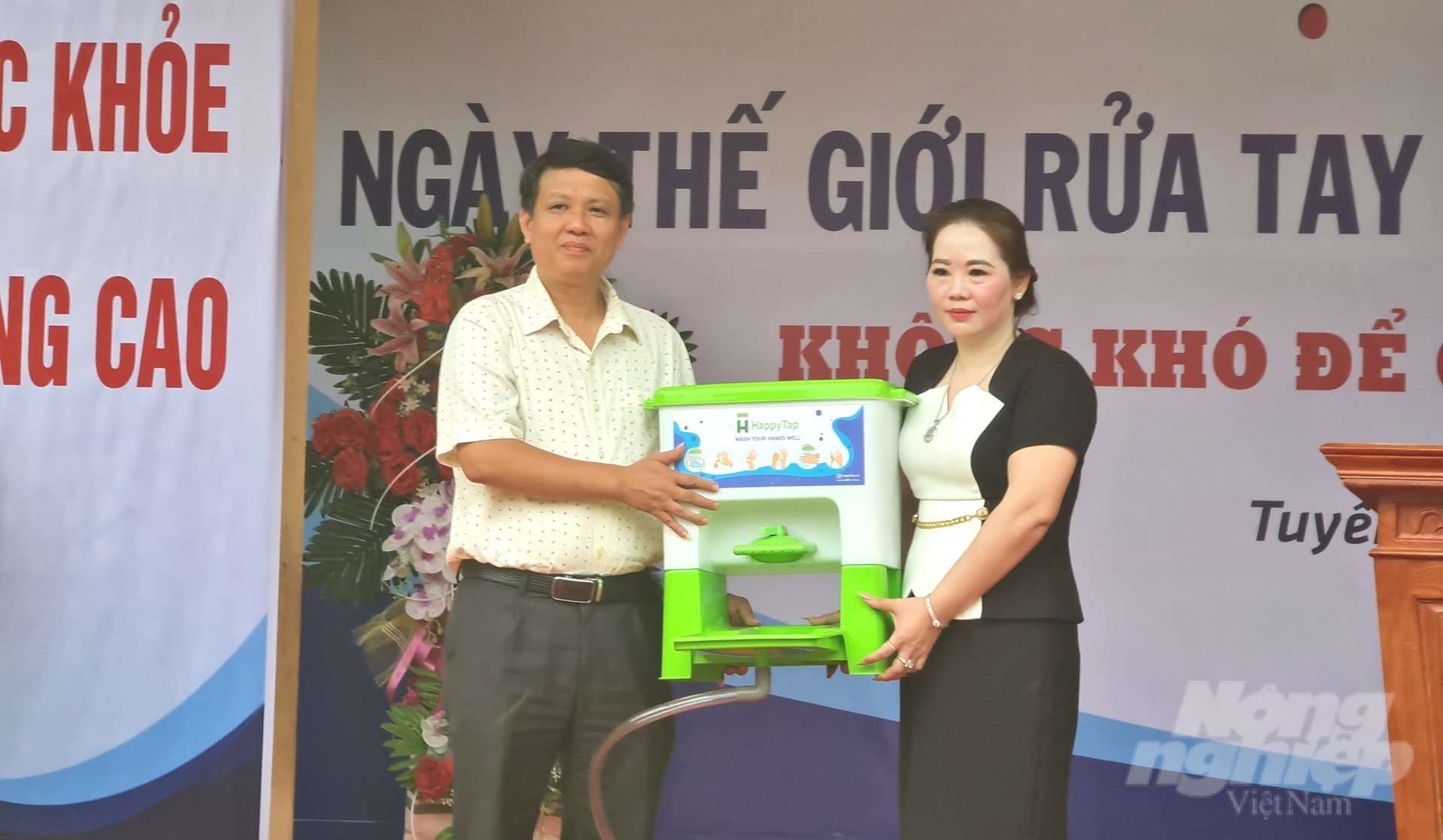 Đại diện Cục Thủy lợi tặng 20 bộ công cụ rửa tay di động HappyTap cho thầy và trò Trường Phổ thông dân tộc bán trú Tiểu học Minh Tiến. Ảnh: Đào Thanh.