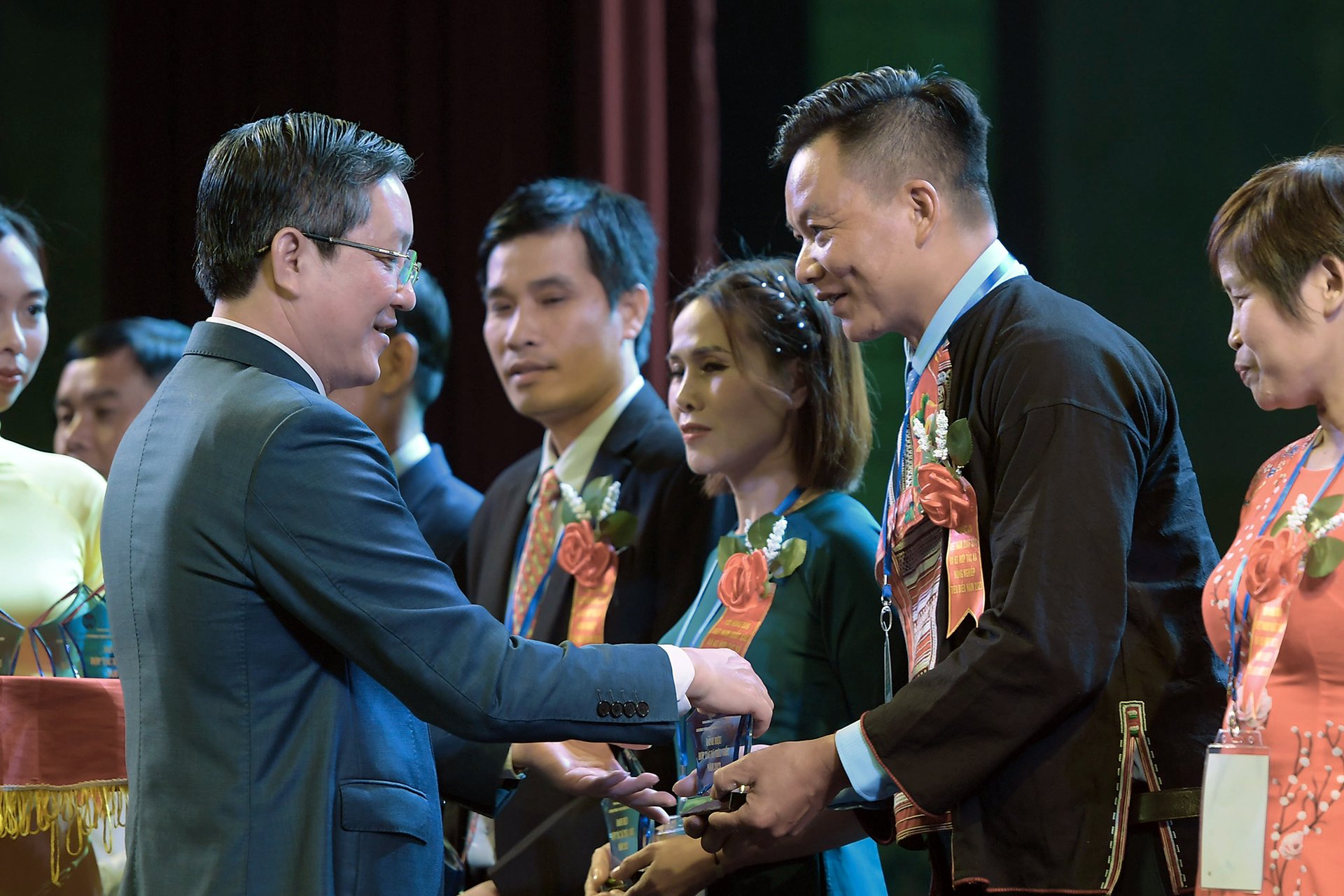 The Chairman of the Central Vietnam Farmers' Union awarded medals to outstanding farmers and typical cooperatives.