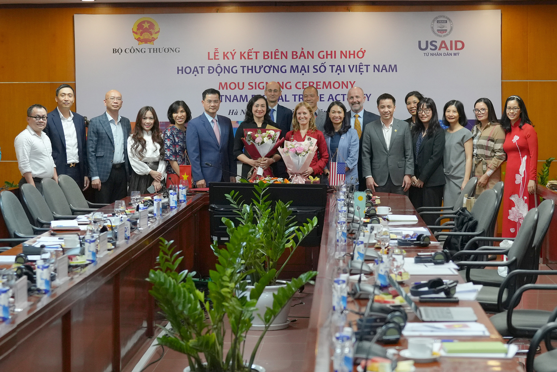Signing ceremony on October 13 between the US and the Ministry of Industry and Trade. Photo: U.S Embassy.