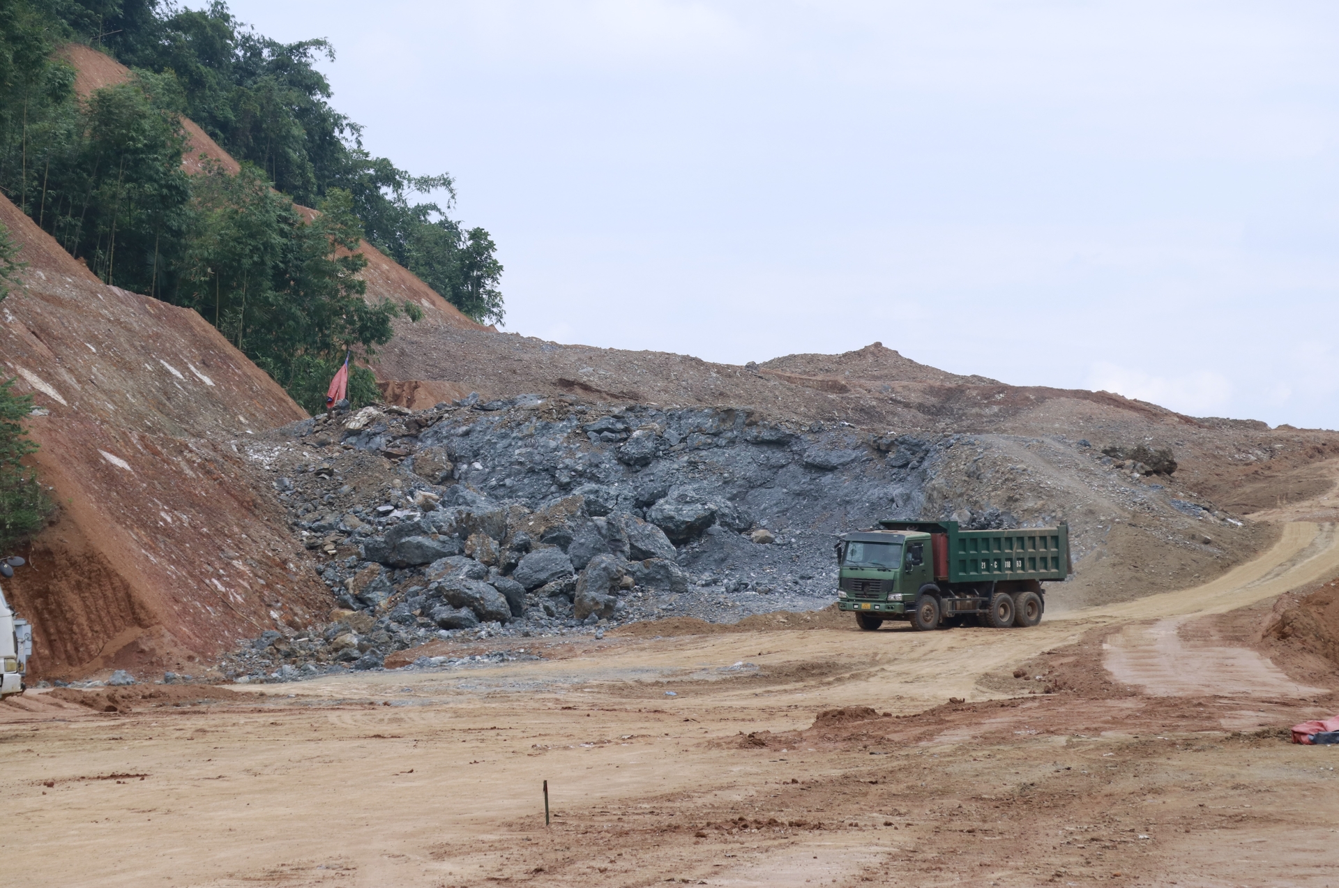 Đơn vị thi công phải sử dụng mìn để phá đá làm đường, đây là nguyên nhân làm ảnh hưởng đến cuộc sống của hàng chục hộ dân. Ảnh: Thanh Tiến.