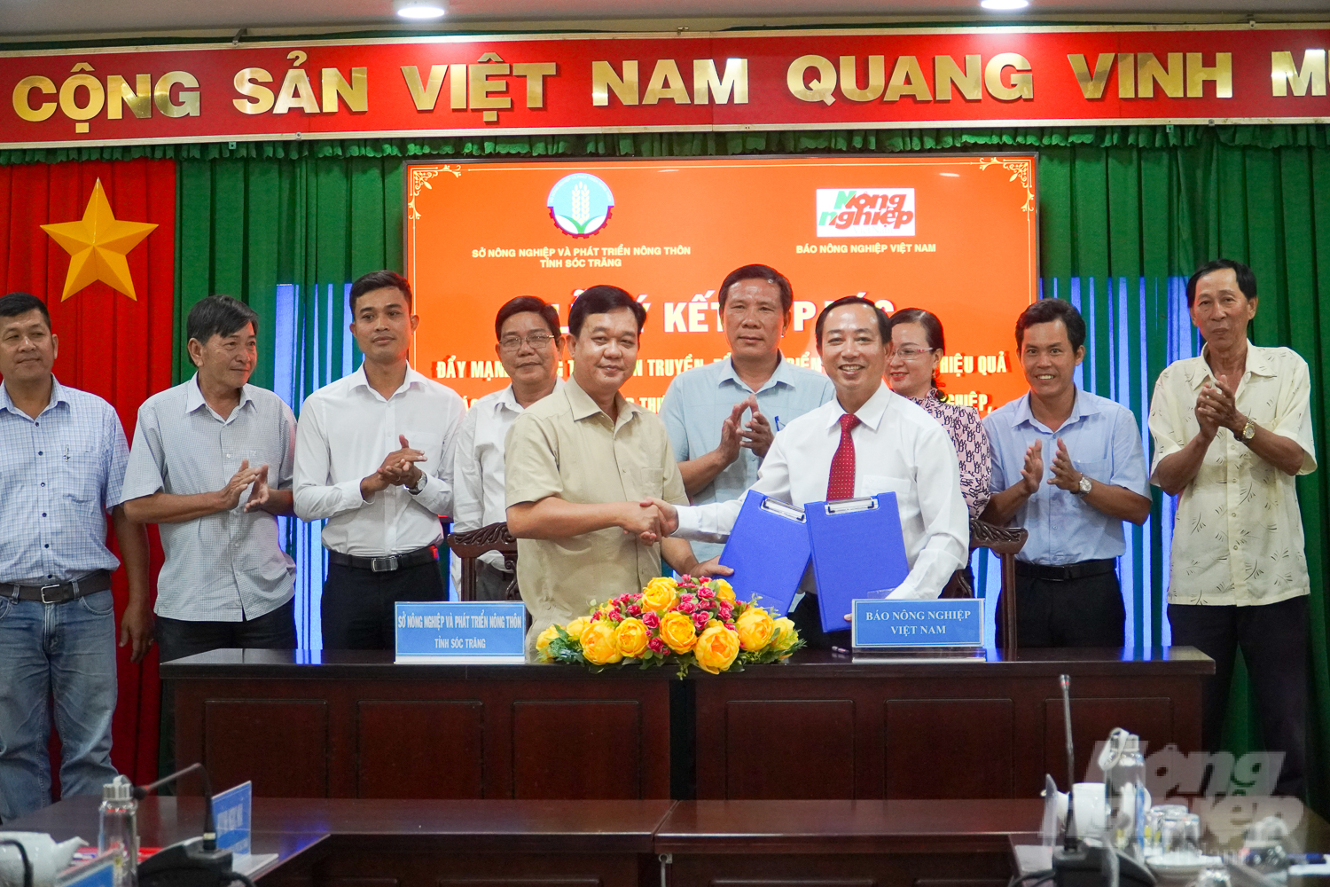Sở NN-PTNT tỉnh Sóc Trăng và Báo Nông nghiệp Việt Nam ký kết thỏa thuận hợp tác đẩy mạnh tuyên truyền lĩnh vực nông nghiệp, nông dân, nông thôn giai đoạn 2023 - 2025. Ảnh: Kim Anh.