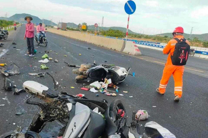 Công an huyện Tuy Phong đã ra quyết định khởi tố 2 cha con liên quan đến vụ người cha giao xe ô tô cho con trai 16 tuổi điều khiển gây tai nạn khiến 5 người bị thương, 5 xe mô tô và xe ô tô con bị hư hỏng.