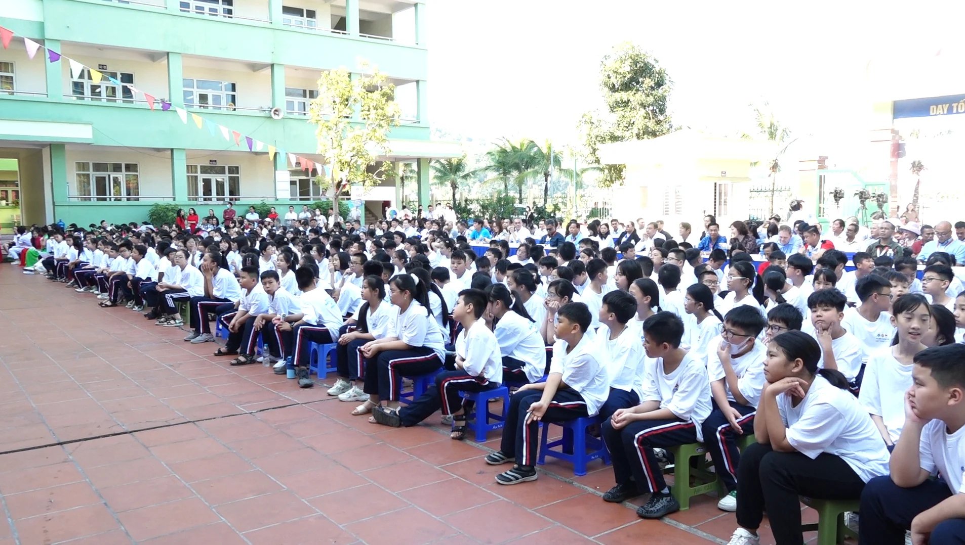 The ceremony was held at Bai Chay Primary and Secondary School (Ha Long City, Quang Ninh). Photo: Nguyen Thanh.