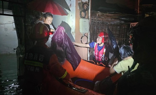 Dân làng bị mắc kẹt do bão Haikui ở huyện Đài Giang, Phúc Châu, tỉnh Phúc Kiến, Trung Quốc ngày 6/9/2023. Ảnh: Xinhua.