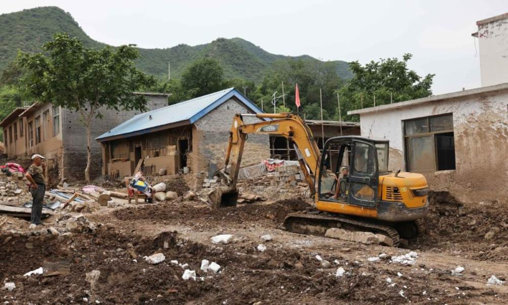 Dọn bùn sau bão Doksuri tại làng Pingyu, huyện Laisui, tỉnh Hà Bắc, Trung Quốc ngày 17/8/2023. Ảnh: Xinhua.