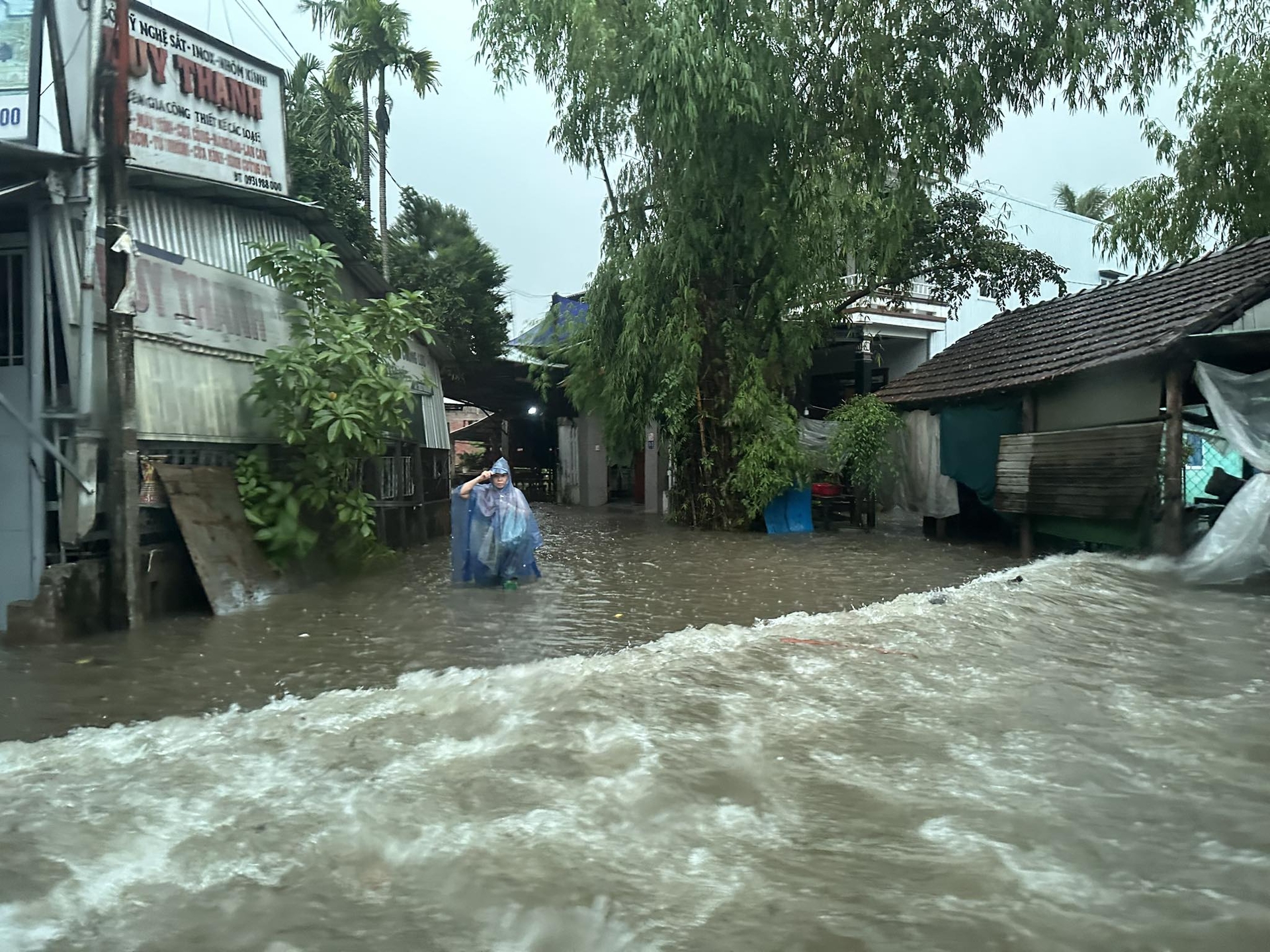 Nhiều nơi ở thành phố Huế bị ngập lụt trong ngày 13/10. Ảnh: CĐ.
