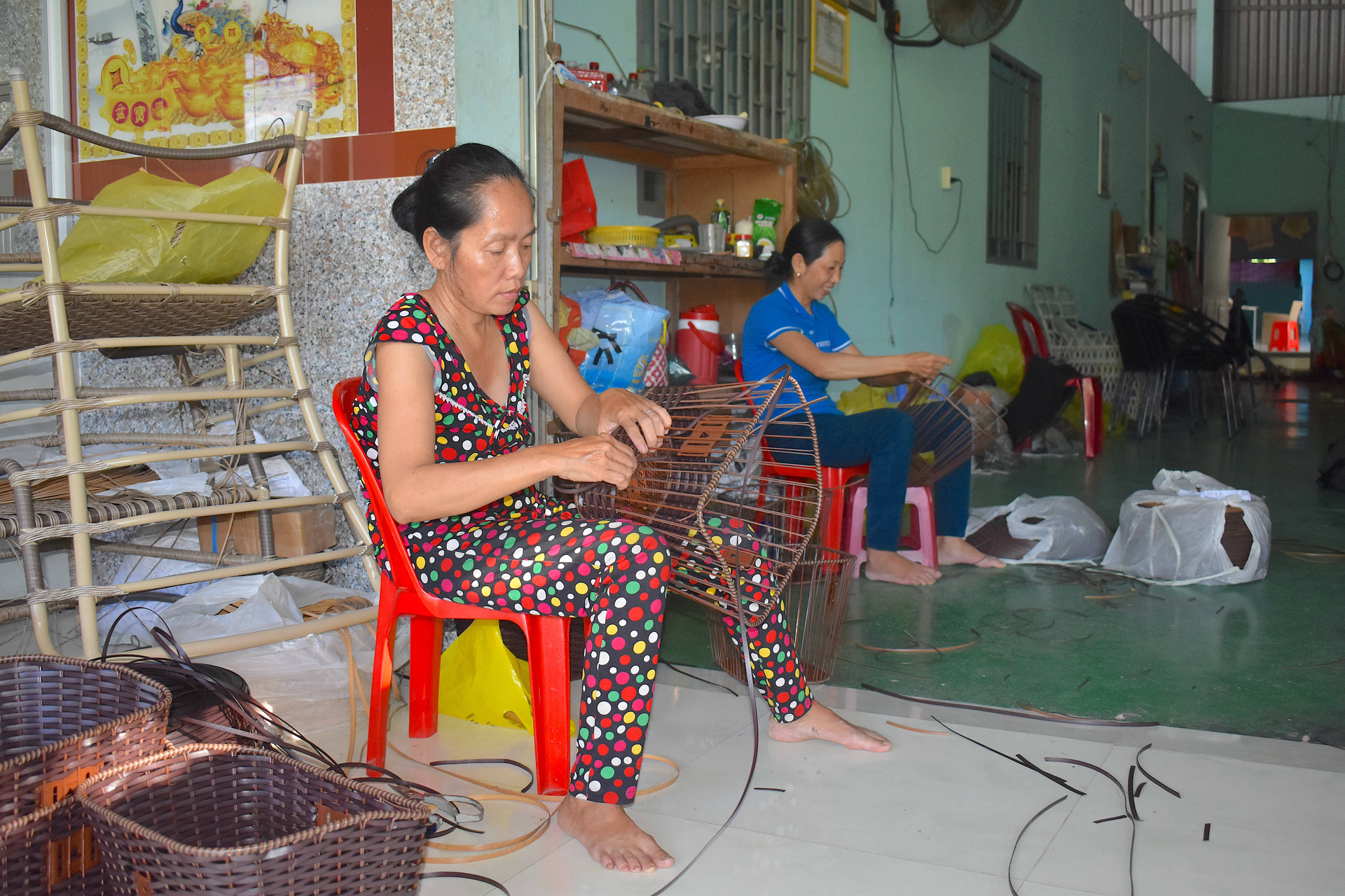 Nghề đan giỏ nhựa ở xã An Hiệp, huyện Ba Tri giúp nhiều chị thu nhập khoảng 150.000 đồng/ngày. Ảnh: Minh Đảm.