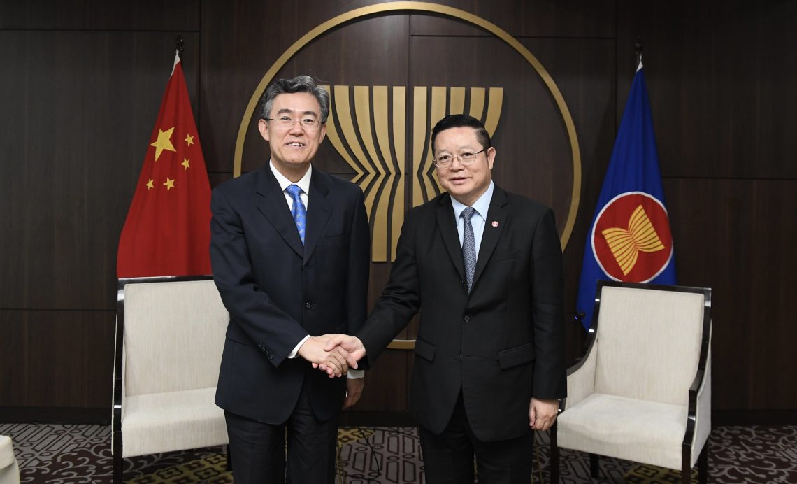 Thứ trưởng Junhui Hao (trái) gặp Tổng thư ký ASEAN Kao Kim Hourn trước khi sang Việt Nam dự Hội nghị Bộ trưởng ASEAN về quản lý thiên tai (AMMDM) lần thứ 11. Ảnh: ASEAN.
