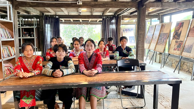 The shared classroom model was developed Son and colleagues. Mong children come here to learn English and Chinese for free. Children are also taught traditional dancing and history by Mong artists. Photo: Thai Son.