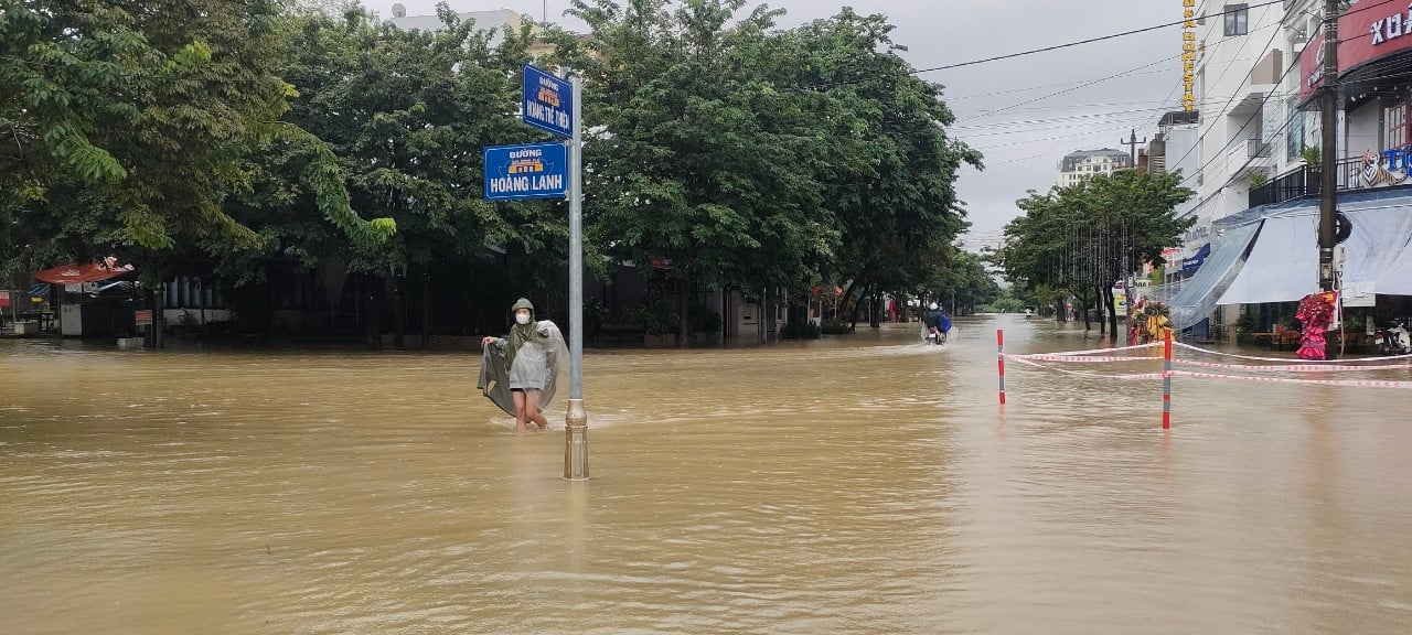 Người dân khó khăn khi di chuyển vì ngập lụt.