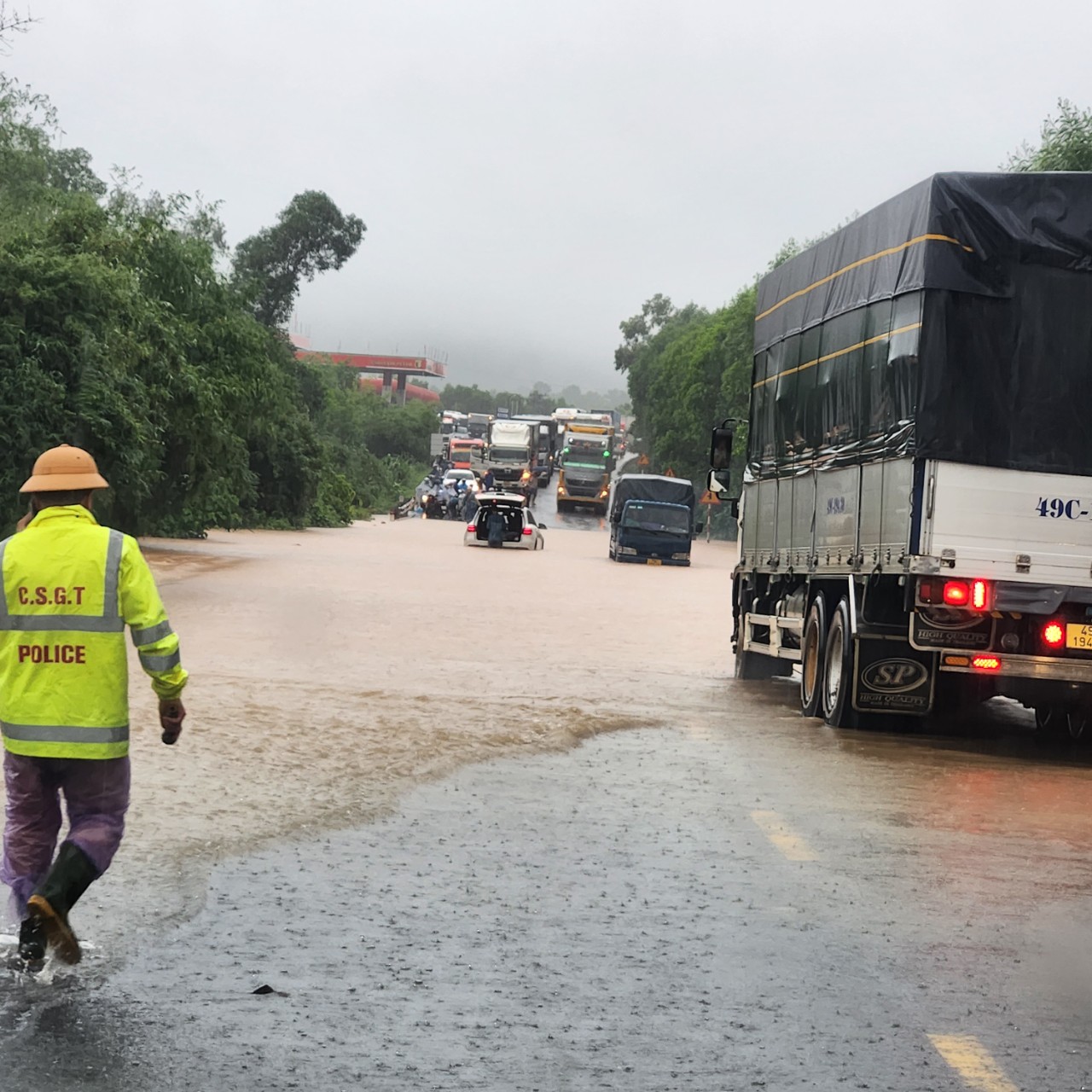 Mưa lớn gây ngập cục bộ trên một số tuyến quốc lộ, tỉnh lộ của tỉnh Thừa Thiên Huế. Ảnh: CĐ.