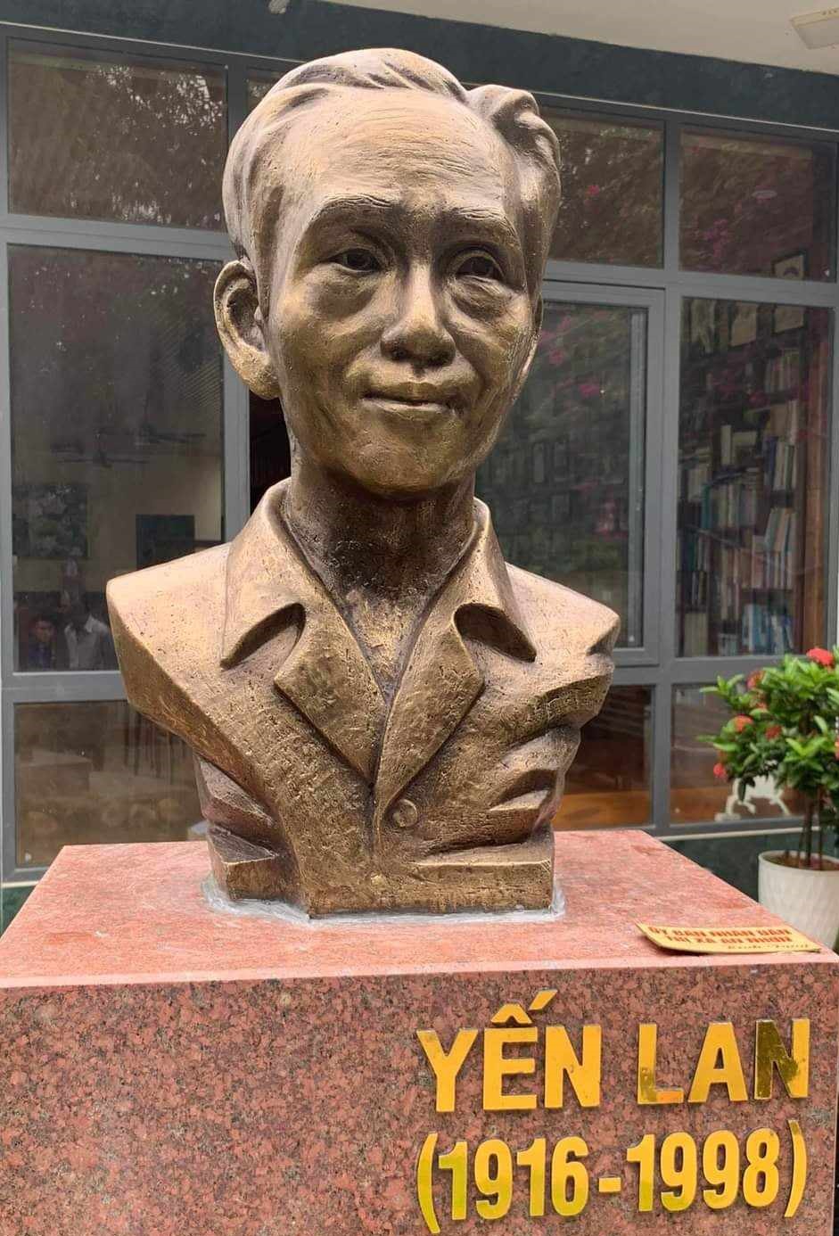 Tượng bán thân thi sĩ Yến Lan của nhà điêu khắc Lê Trọng Nghĩa.