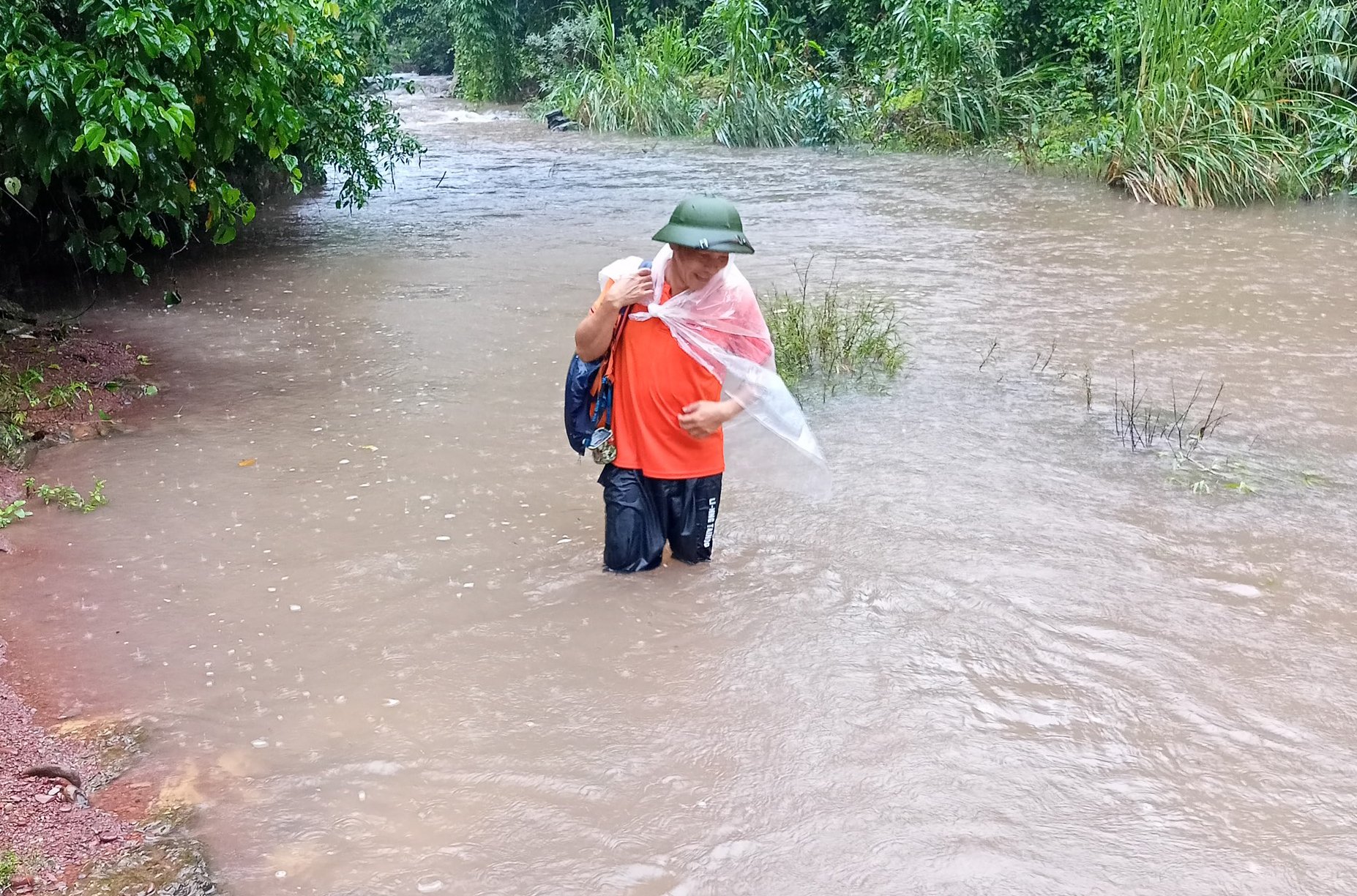 Nhiều tuyến đường vào khu dân cư ở huyện miền núi Minh Hóa đã bị ngập sâu. Ảnh: T. Đức.