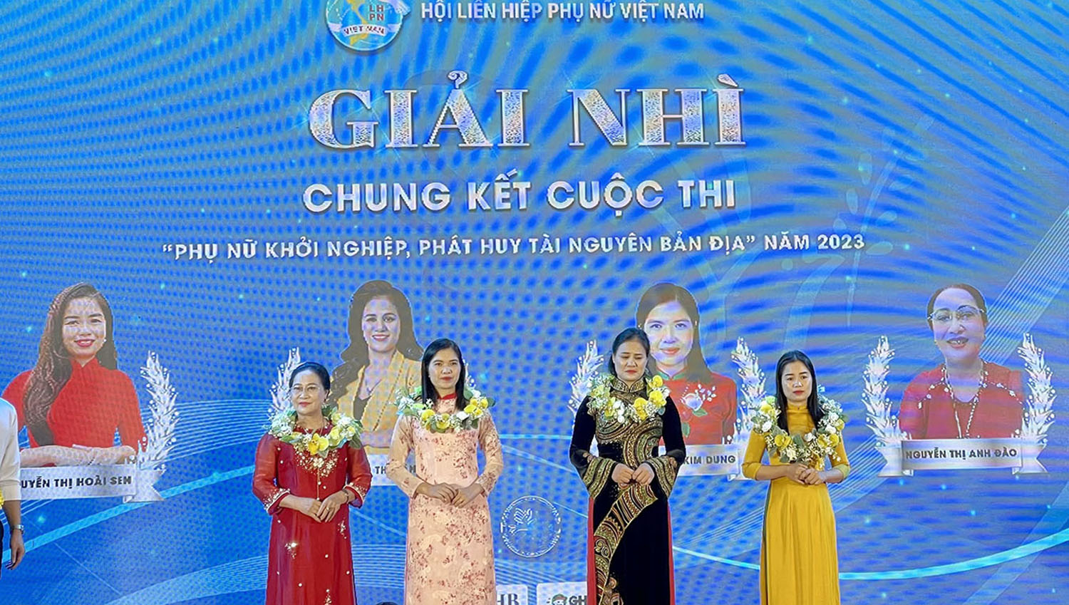 Chị Nguyễn Thị Hoài Sen (ngoài cùng bên phải) tại lễ trao giải chung kết toàn quốc cuộc thi 'Phụ nữ khởi nghiệp, phát huy tài nguyên bản địa' năm 2023. Ảnh: BTC.