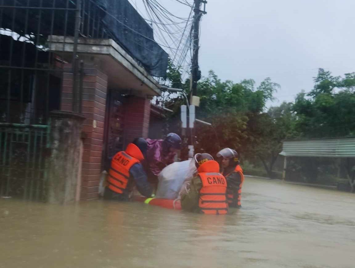 Lực lượng chức năng TP Đà Nẵng tiến hành di dời người dân ở khu vực bị ngập sâu đến nơi an toàn. Ảnh: CAĐN.