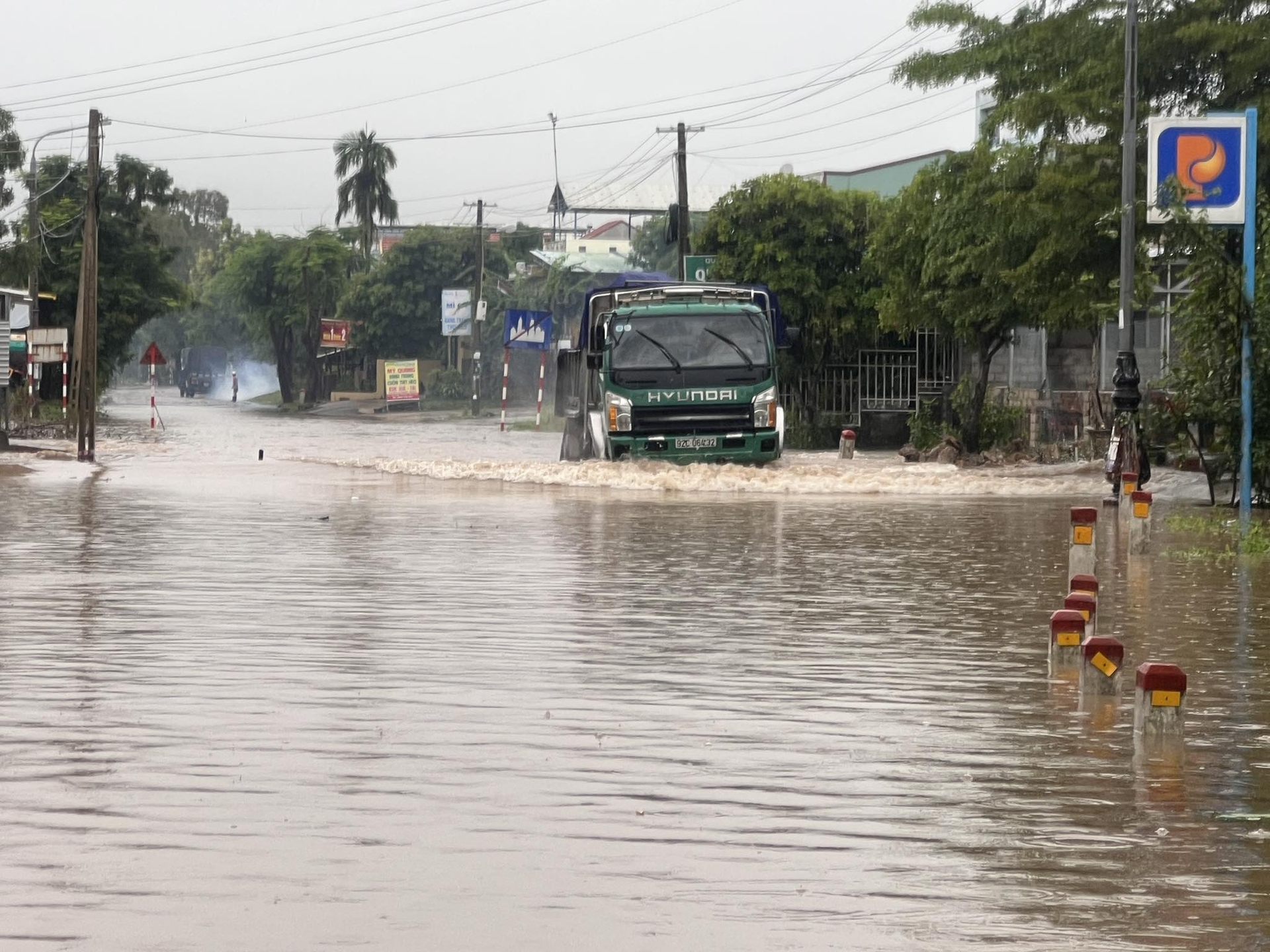 Một số tuyến đường huyết mạch trên địa bàn tỉnh Quảng Nam bị ngập sâu do mưa lớn, các phương tiện giao thông đi lại khó khăn. Ảnh: L.K.