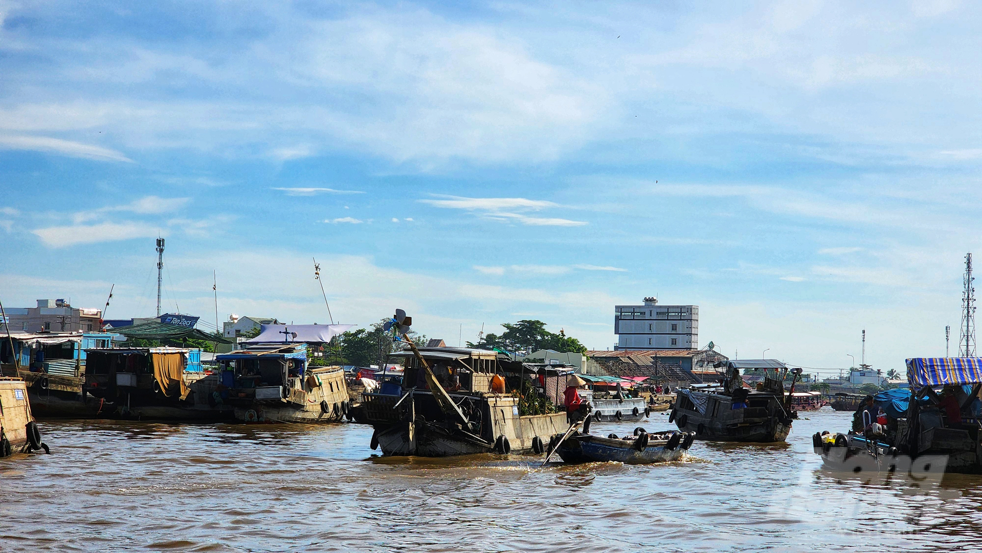 The people of the Mekong Delta adapted to the conditions of rivers and boats, forming a civilization on the wharf and under the boat. Photo: Kim Anh.