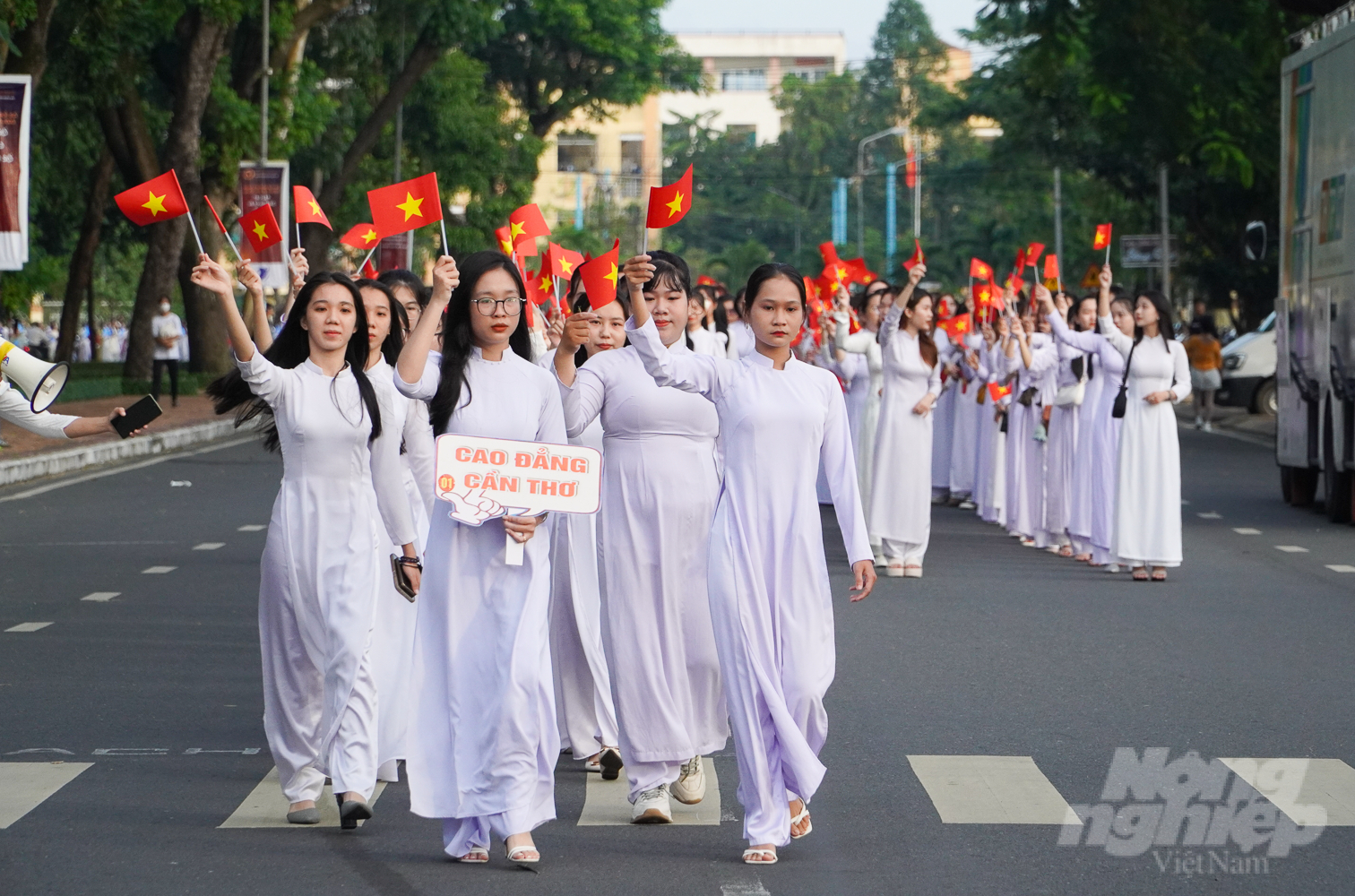 Song hành với áo bà ba, chiếc áo dài truyền thống trở thành nét đẹp văn hóa trang phục của người dân Việt Nam. Hòa chung nhịp bước của phụ nữ cả nước, phụ nữ TP Cần Thơ không ngừng phát huy tài năng, trí tuệ, vươn lên đổi mới trong lao động sản xuất, công tác.