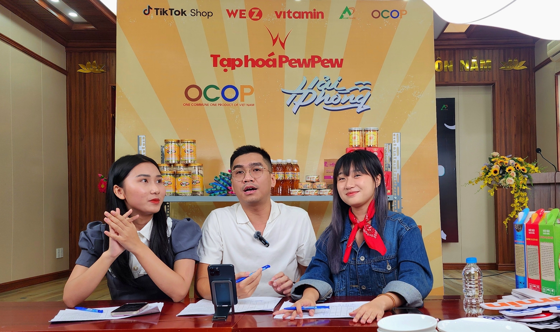 Các hot streamer hướng dẫn trực tiếp cho chủ thể OCOP về bán hàng trên nền tảng TikTok shop. Ảnh: Đinh Mười.