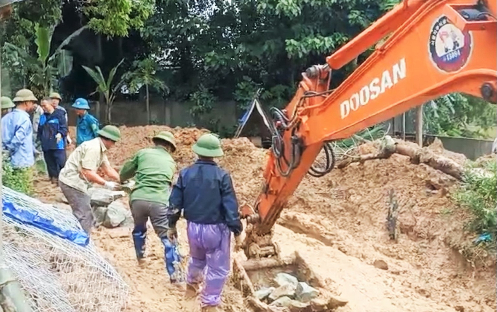 Mưa lớn khiến cho việc khắc phục sạt lở gặp nhiều khó khăn. Ảnh: CTV.