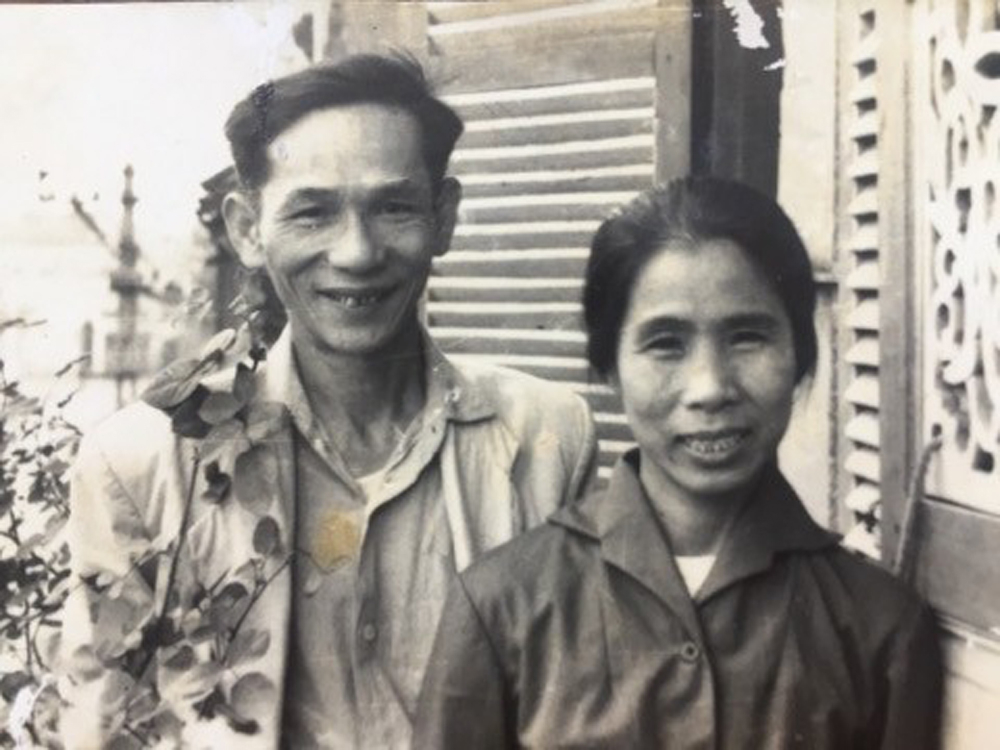 Vợ chồng thi sĩ Yến Lan những ngày sống tại 37 Hàng Quạt, Hà Nội năm 1969.