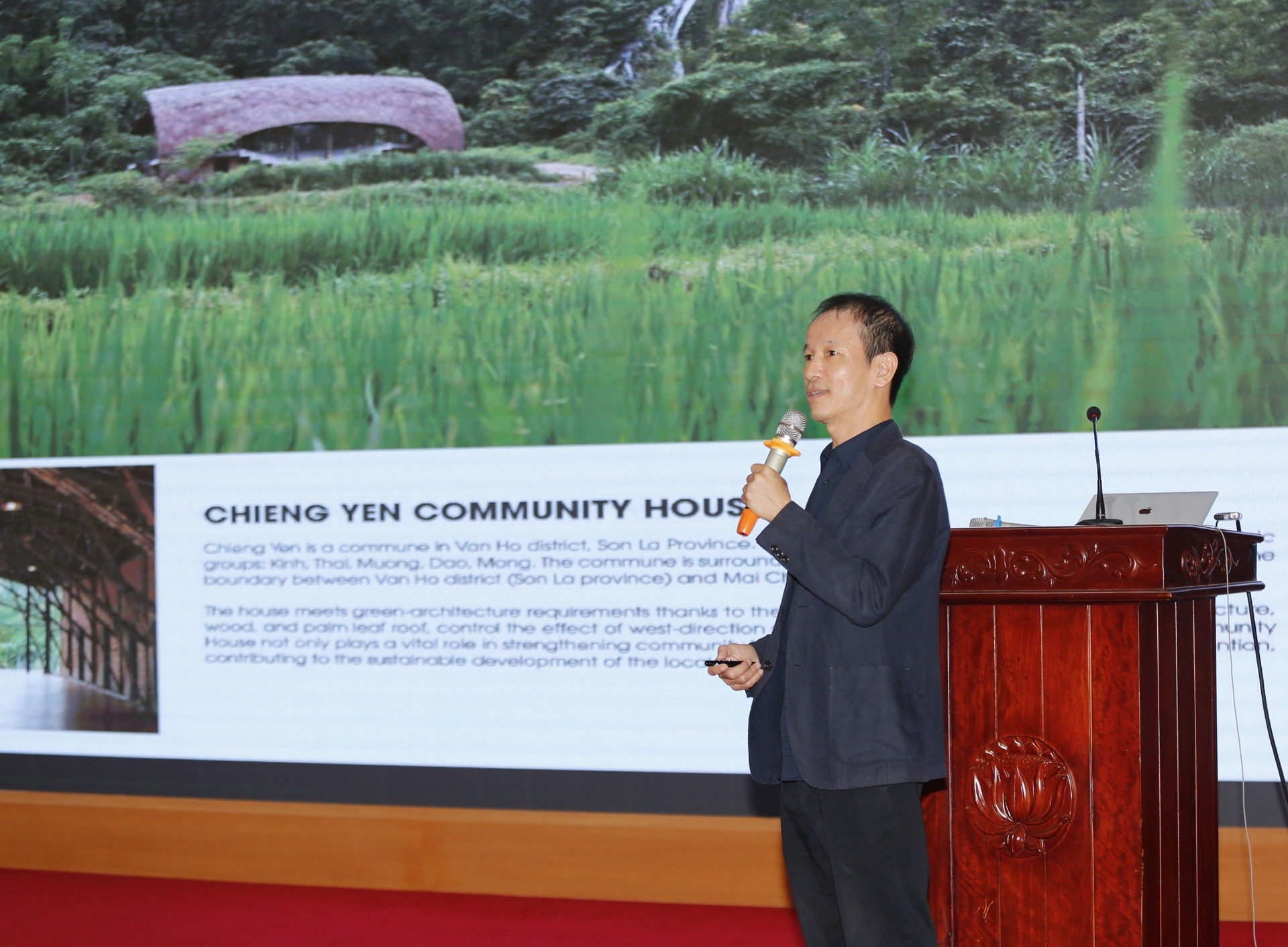 Kiến trúc sư Hoàng Thúc Hào - Phó Chủ tịch Hội Kiến trúc sư Việt Nam trình bày tham luận tại hội thảo. Ảnh: Tuấn Vũ.