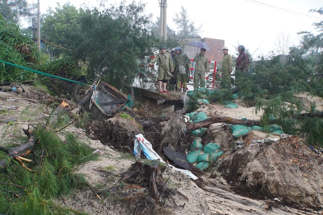 Bờ biển tại xã Phú Diên, huyện Phú Vang bị sạt lở nghiêm trọng. Ảnh: CĐ.