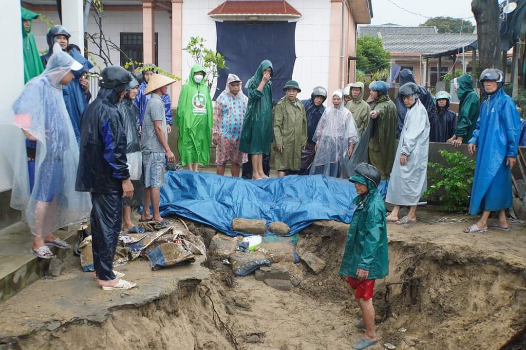 Sạt lở bờ biển ăn sâu vào nhà dân. Ảnh: CĐ.