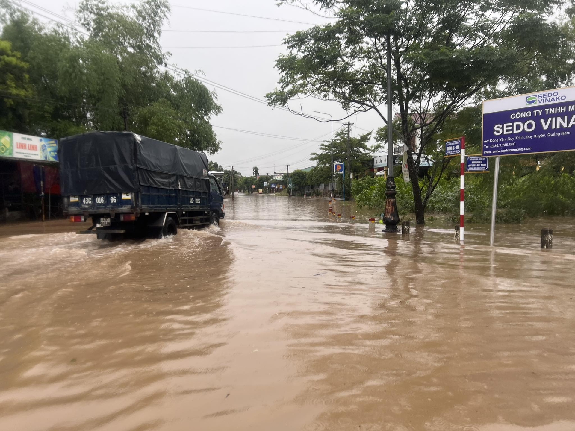 Một số tuyến đường giao thông ở Quảng Nam bị ngập nước sau mưa lớn, gây khó khăn cho xe cộ đi lại. Ảnh: L.K.