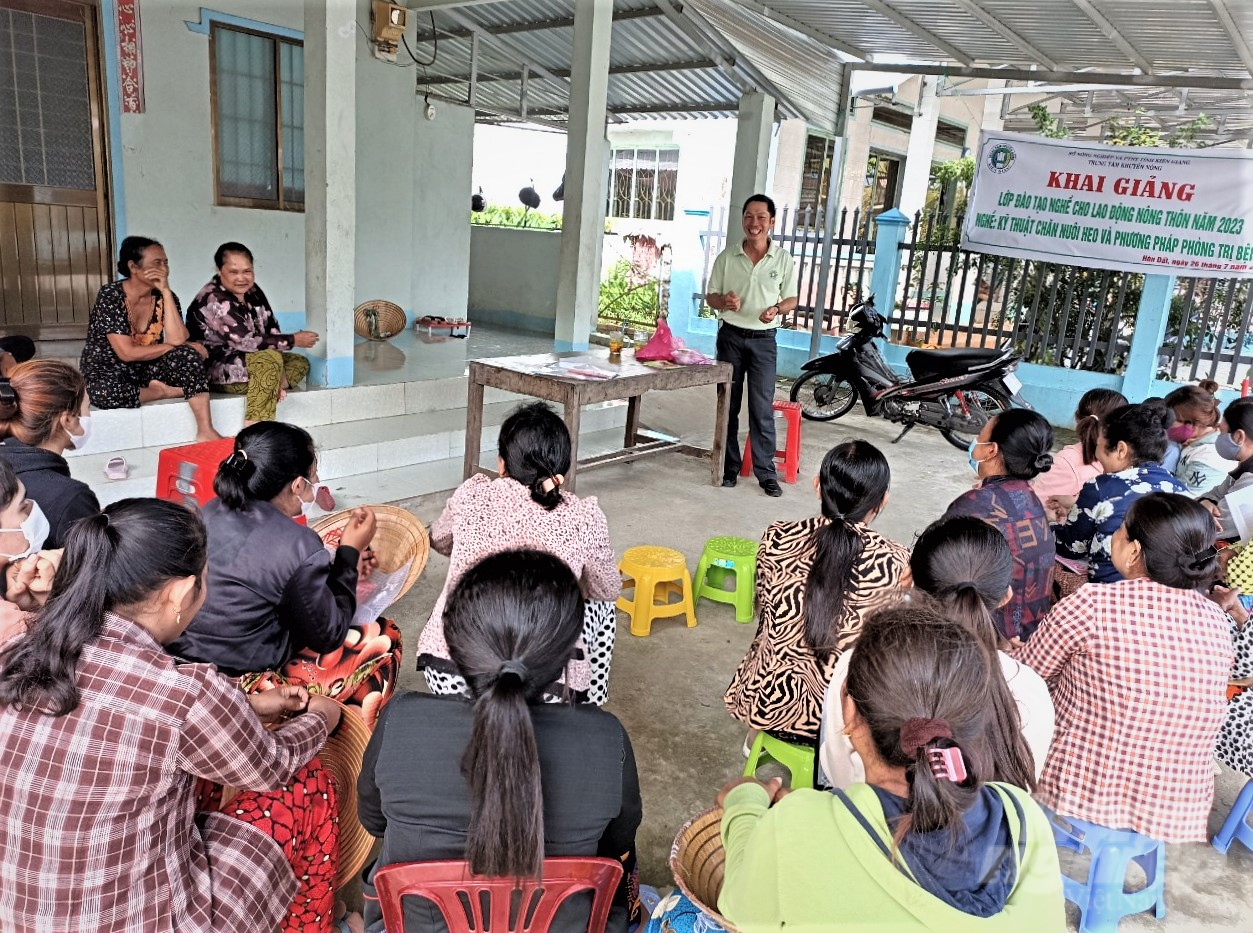 Các lớp đào tạo nghề ngắn hạn cho lao động nông thôn do Trung tâm Khuyến nông Kiên Giang mở, luôn có đông học viên nông dân tham gia, giúp nâng cao tỷ lệ lao động qua đào tạo nghề, nâng cao thu nhập ở nông thôn. Ảnh: Trung Chánh.