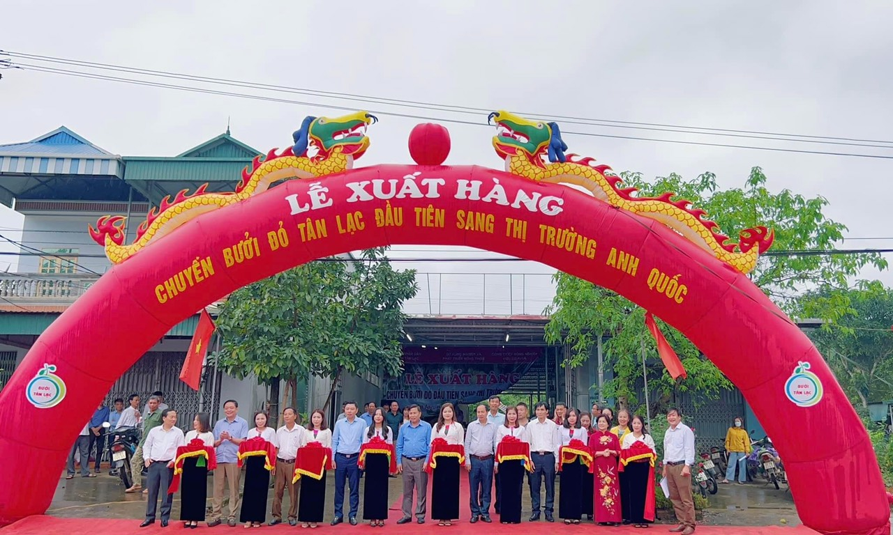 Lễ xuất khẩu thử chuyến hàng bưởi đỏ Tân Lạc đầu tiên sang Vương Quốc Anh (năm 2022).