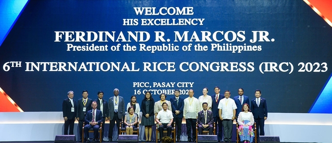 Tổng thống Philippines Ferdinand Marcos Jr. dự lễ ra mắt giống gạo có chỉ số đường huyết cực thấp. Ảnh: Quỳnh Chi.