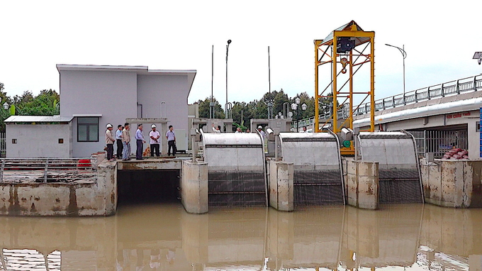 Trạm bơm điện tại cống Tân Phú giúp chủ động lấy ngọt khi mực nước bên ngoài cống thấp hơn bên trong. Ảnh: Minh Đảm.