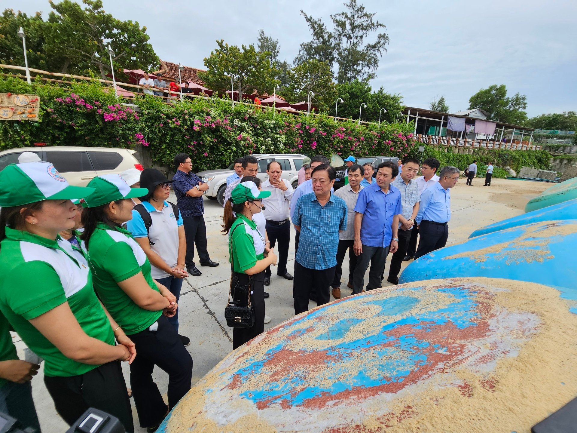 Minister Le Minh Hoan visiting the community-based coral reef preservation model on Hon Yen island. Photo: Kim So.