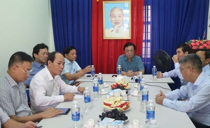 Minister Le Minh Hoan holding a meeting with the management board of Dong Tac fishing port and the offshore fishing production teams. Photo: KS.